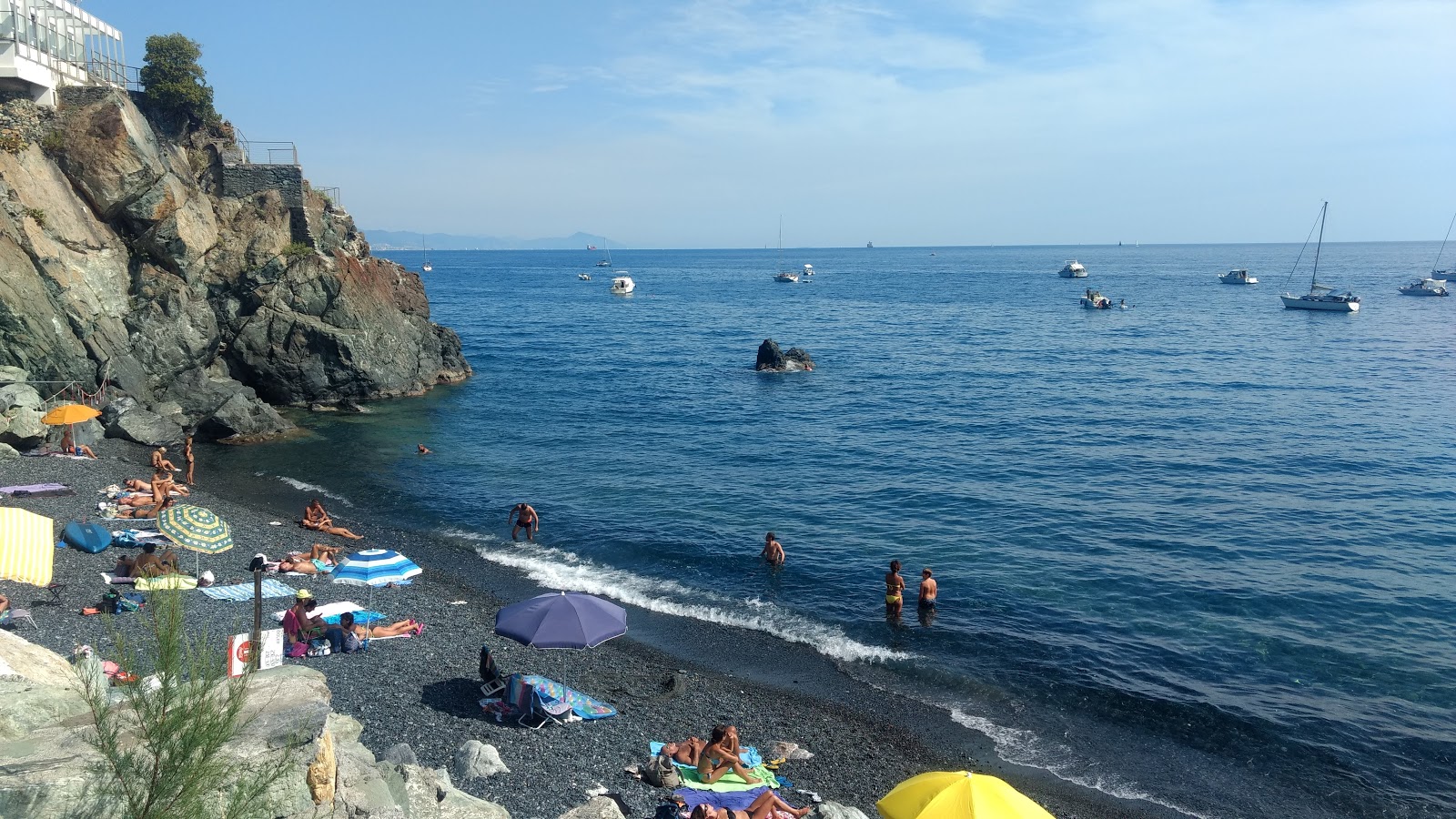 Fotografie cu Azzurrodue Beach cu o suprafață de pietricel negru