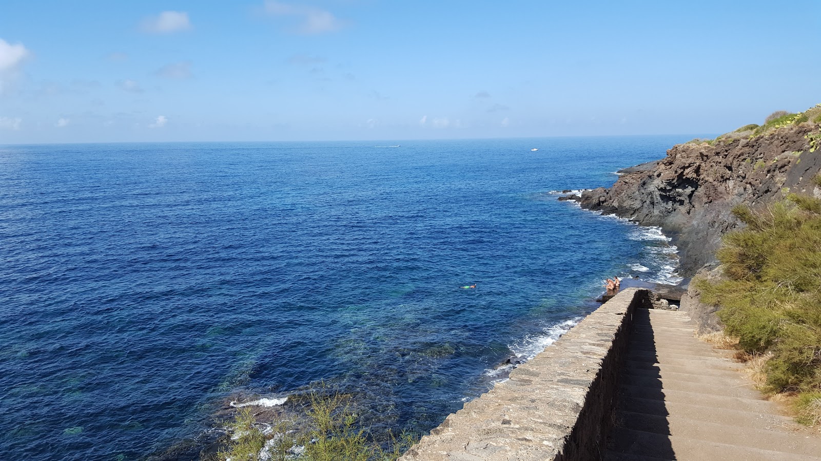 Sataria Beach'in fotoğrafı dağlarla çevrili