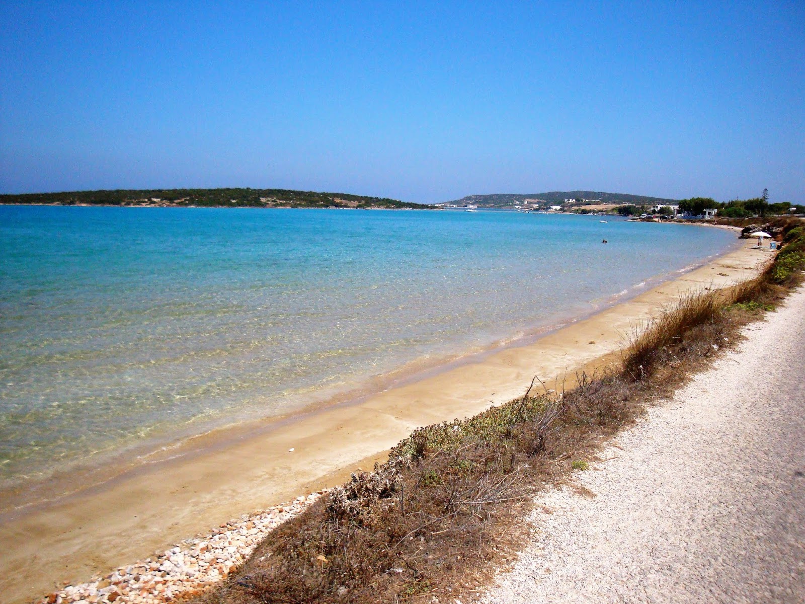 Foto van Plage Siparos met bruin zand oppervlakte