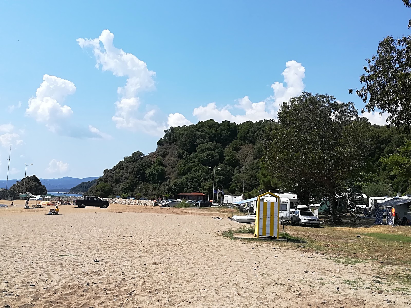 Fotografie cu Stratoni beach - locul popular printre cunoscătorii de relaxare