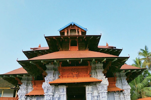 Sree Poornathrayeesa Temple West Gopuram image