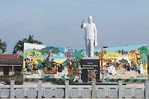 Ho Statue image