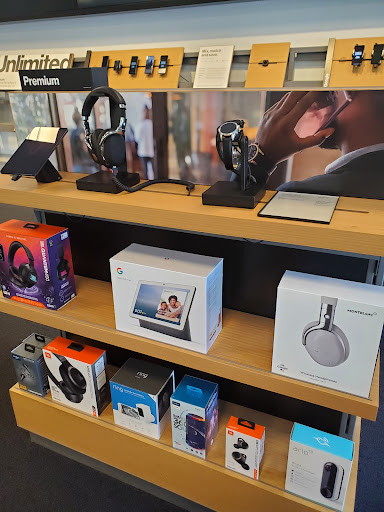 Cell Phone Store «Verizon», reviews and photos, 890 Lawrenceville-Suwanee Rd, Lawrenceville, GA 30043, USA