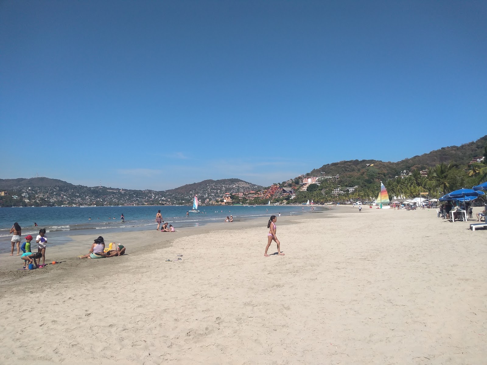 Foto von Der Strand La Ropa und die siedlung