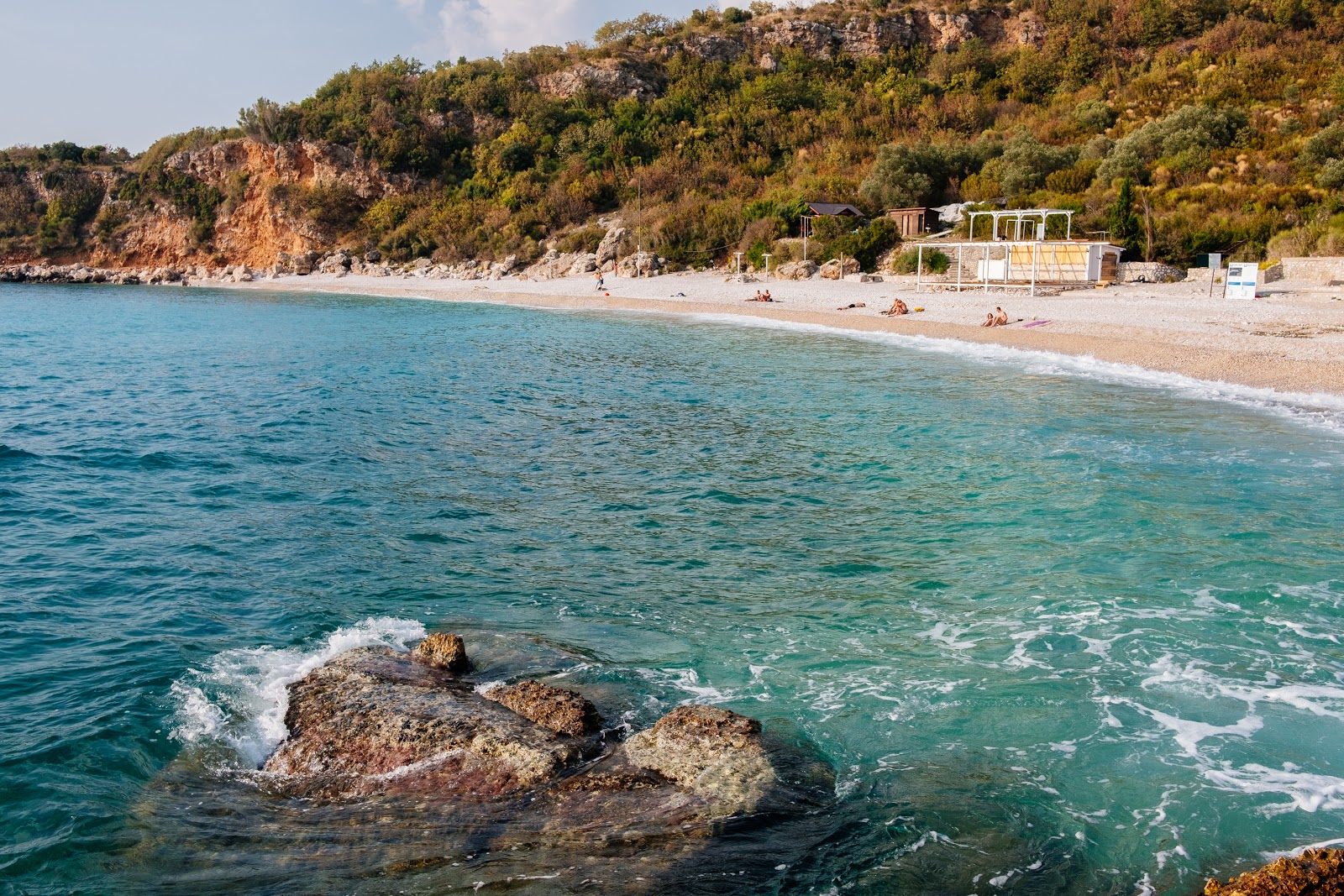 Foto de Drobni Pijesak beach y el asentamiento