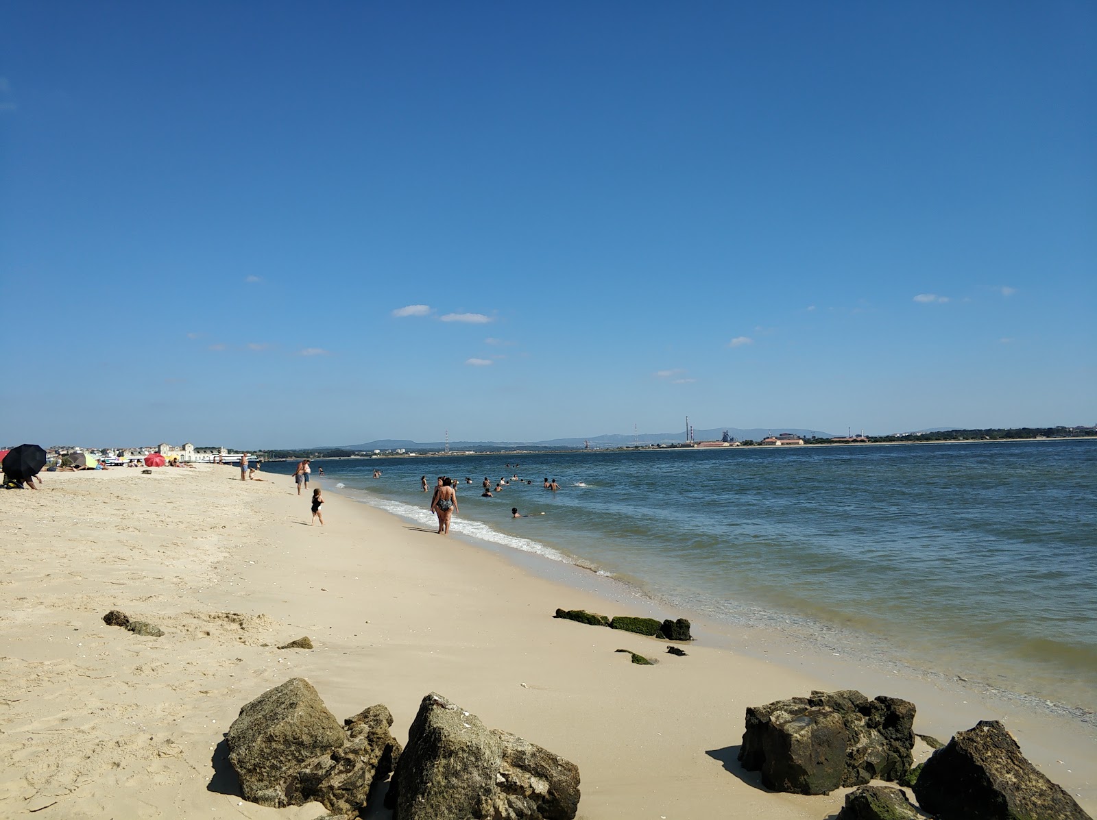 Praia Fluvial de Alburrica'in fotoğrafı imkanlar alanı