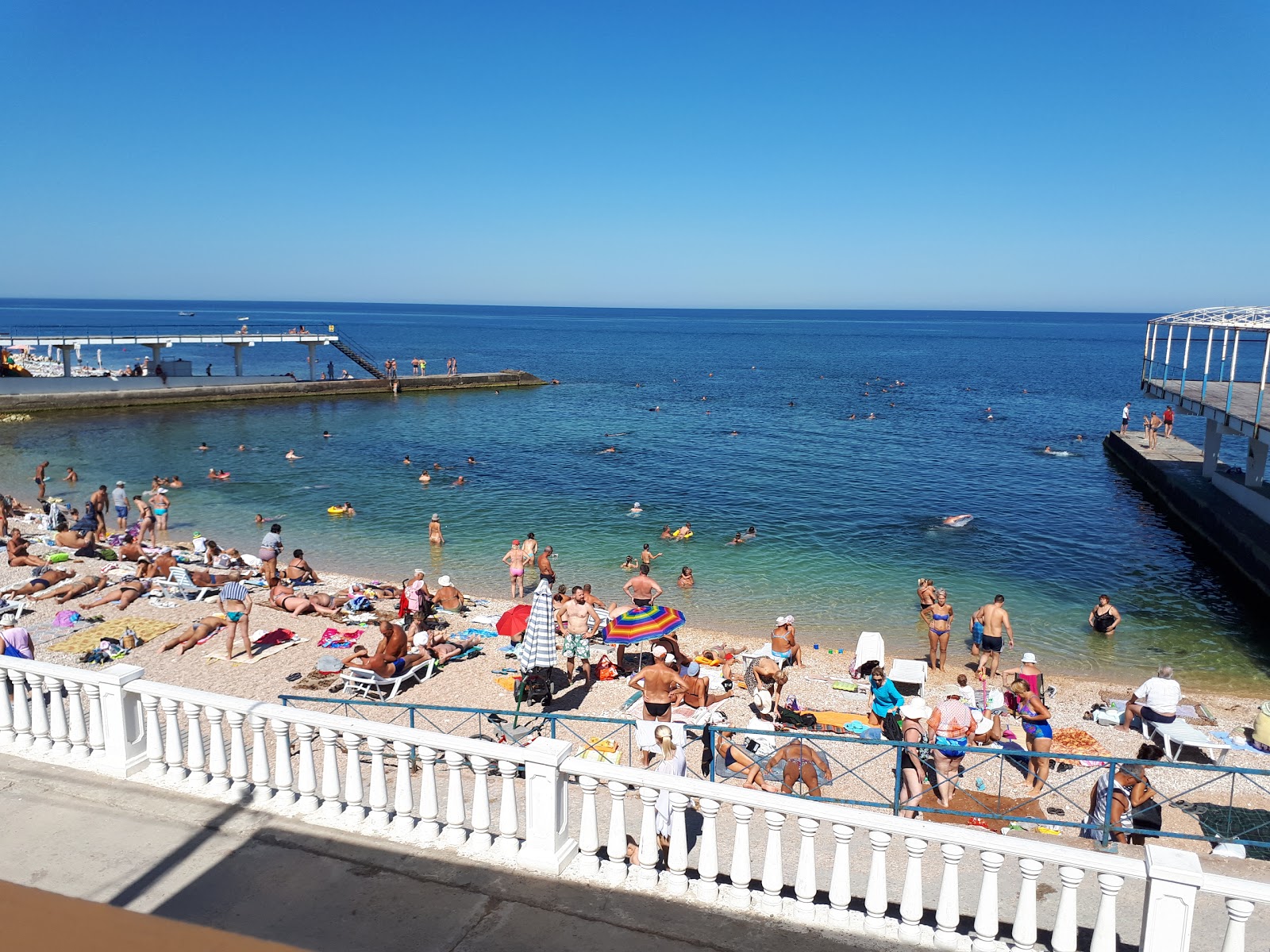Foto von Victory Park beach mit kleine, braune kiesel Oberfläche