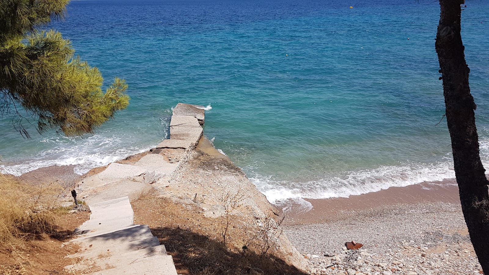 Fotografija BlueBerry Beach z rjavi fini kamenček površino