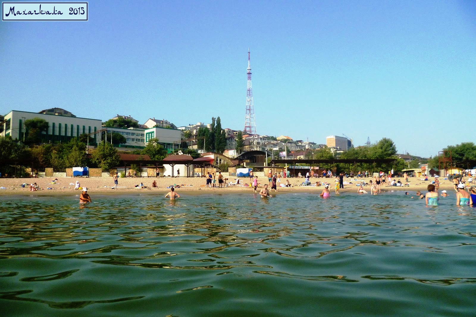 Plazh Berezka的照片 带有碧绿色水表面