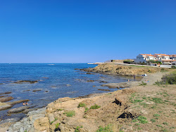 Photo de Platja Sant Jordi entouré de montagnes