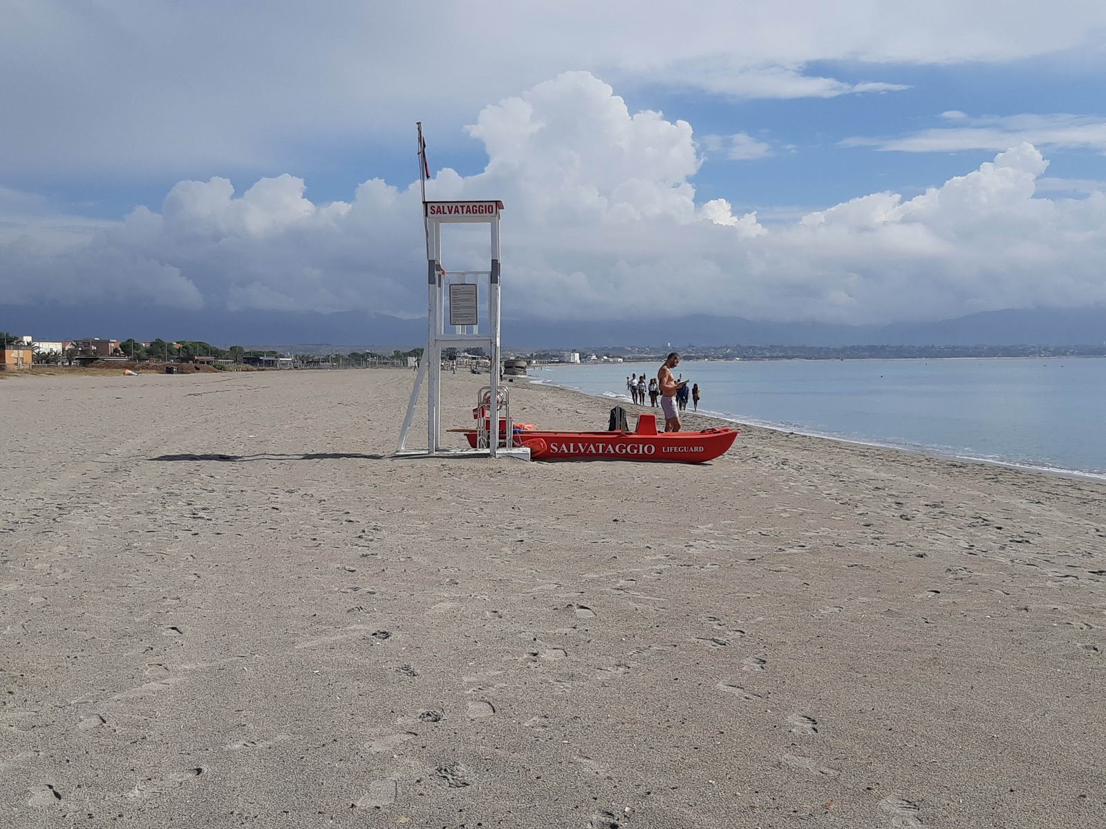 Foto de Playa de Poetto con agua azul superficie