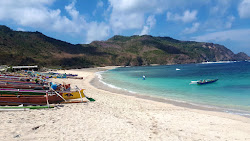 Photo de Mawun Beach entouré de montagnes