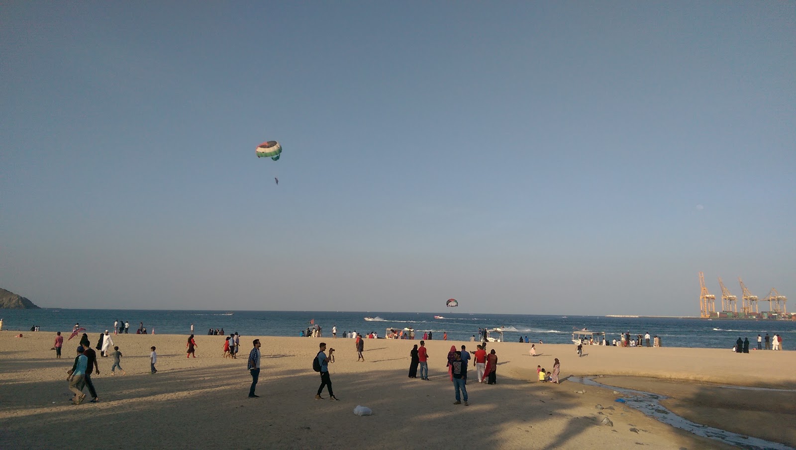 Valokuva Khor Fakkan Beach IIista. - suosittu paikka rentoutumisen tuntijoille