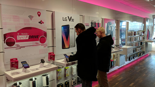 Cell Phone Store «T-Mobile», reviews and photos, 8224 MN-7 #325, St Louis Park, MN 55426, USA