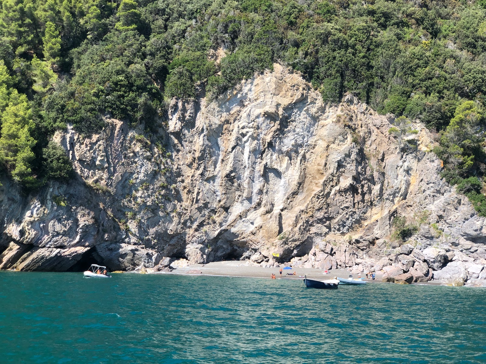 Foto von Spiaggia di Punta Bianca mit schwarzer sand & kiesel Oberfläche