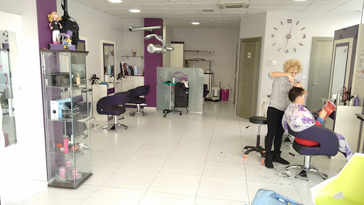 Monica's hairdress and Salón de Beauty. en Saldaña, Palencia