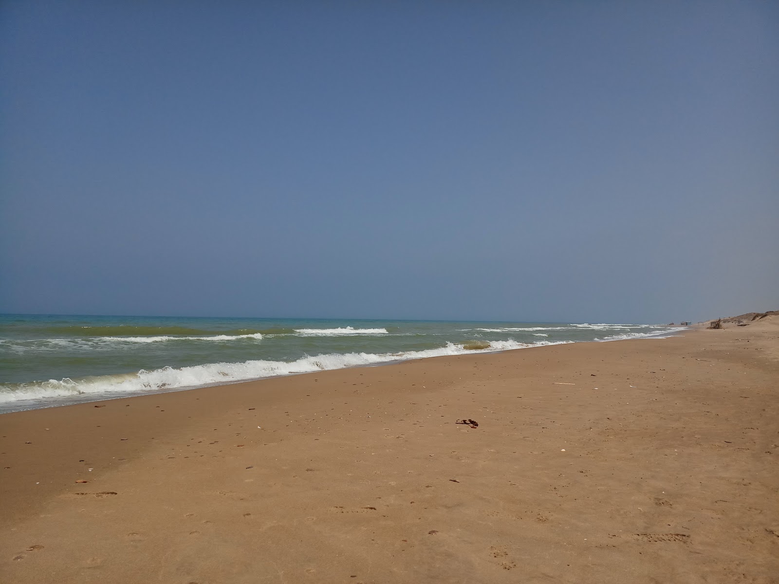 Foto von Plage Sakhra mit beiger sand Oberfläche