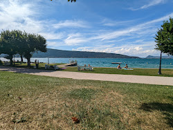 Plage de Menthon Saint Bernard'in fotoğrafı uçurumlarla desteklenmiş