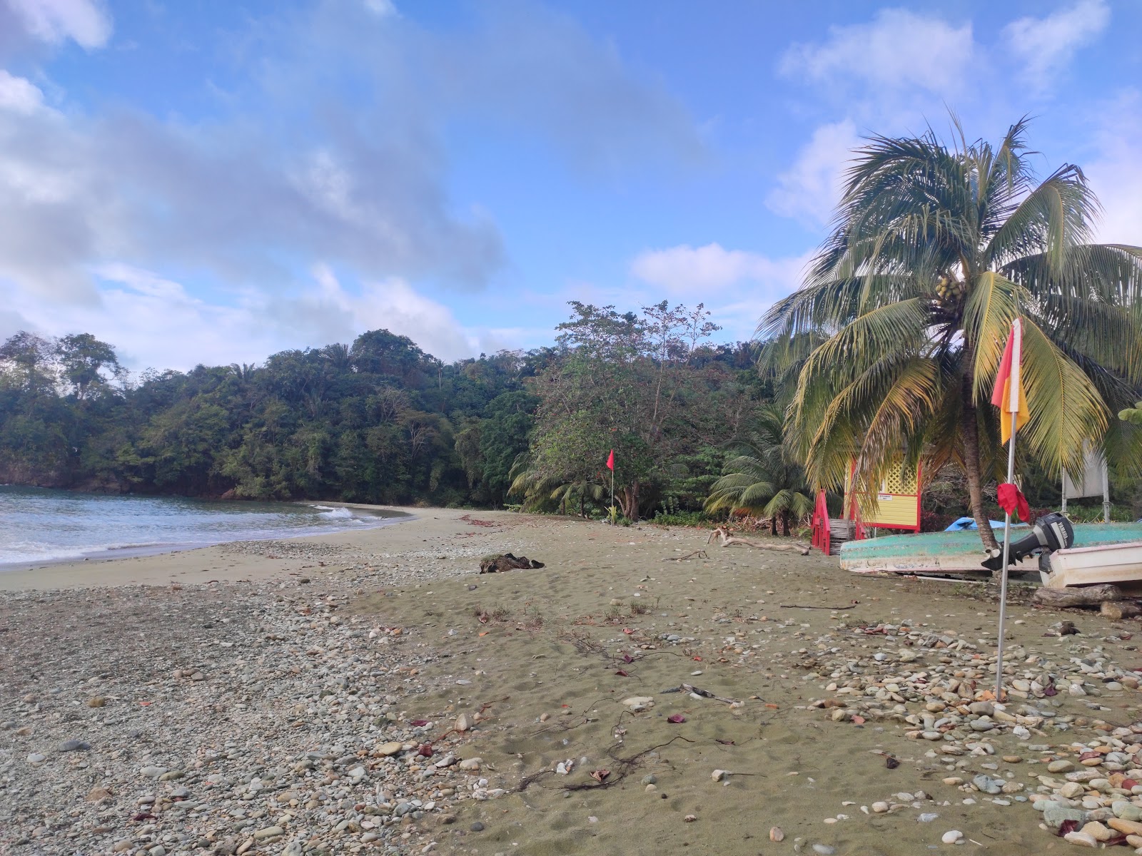 Foto de Bloody Bay beach com água cristalina superfície