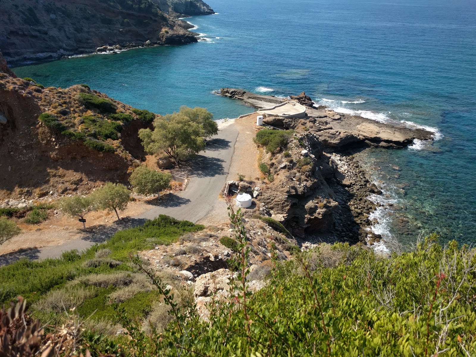 Photo of Paralia Likodimou V backed by cliffs