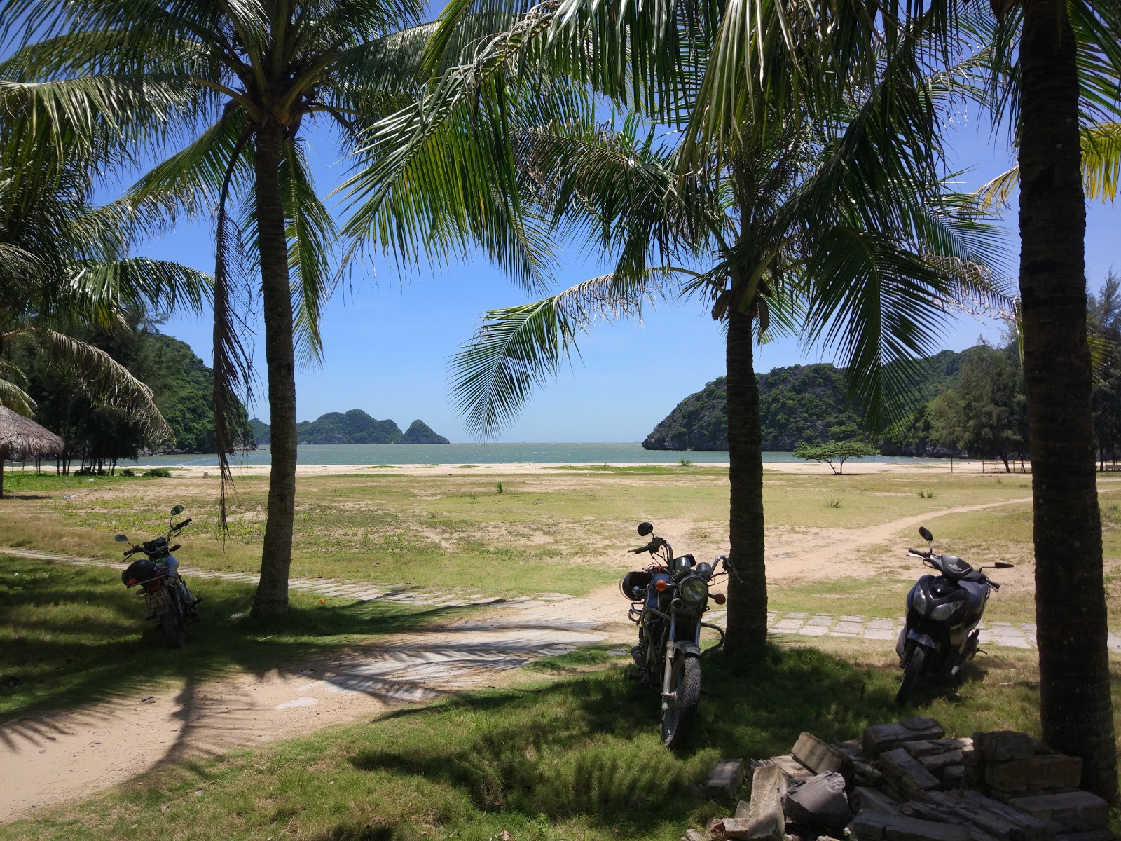 Photo de Tung thu beach avec moyenne baie