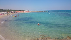 Spiaggia San Cataldo'in fotoğrafı geniş bir kıyı şeridi ile birlikte
