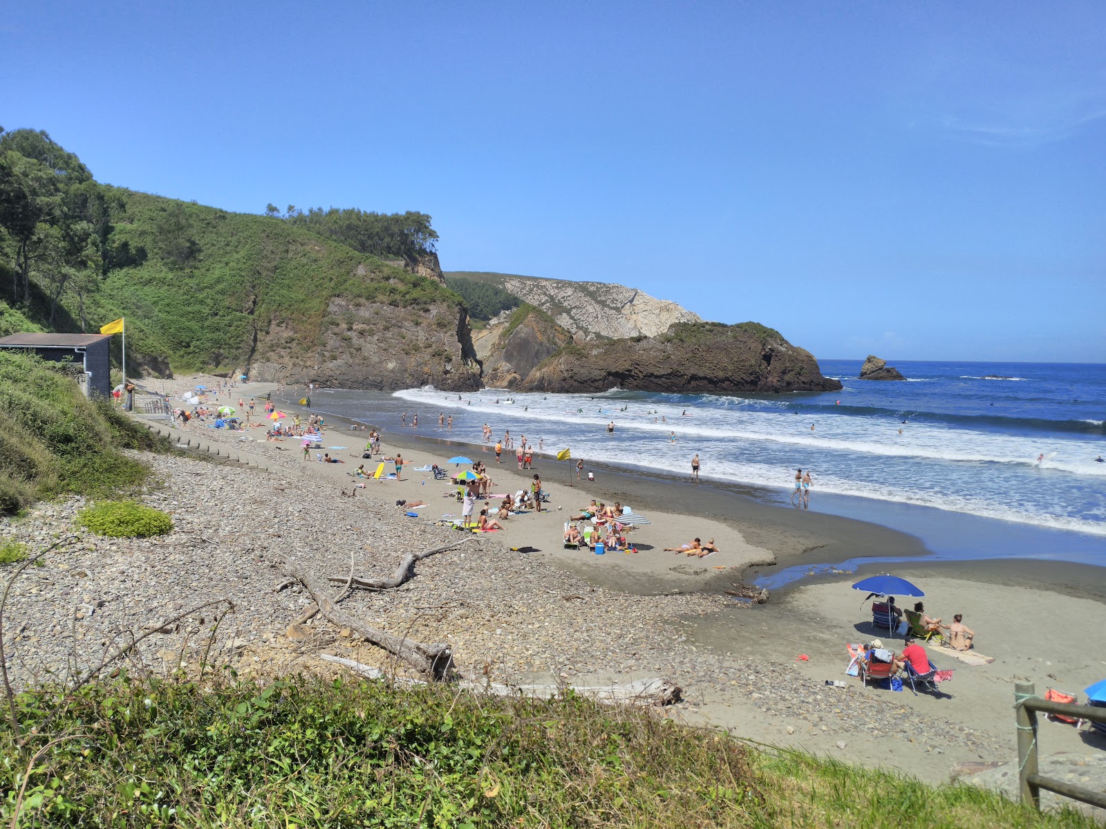 Playa de Munielles的照片 带有灰沙表面