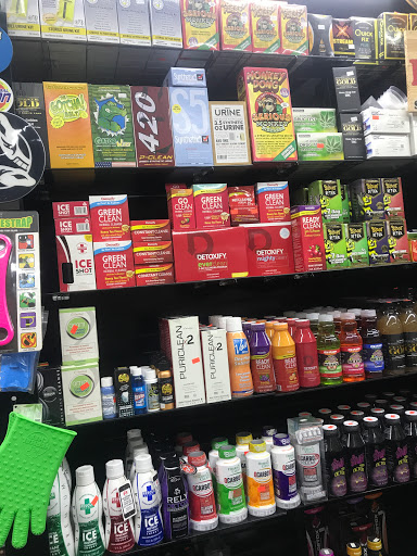 Tobacco Shop «The Hub Smoke Shop & Gifts», reviews and photos, 6410 N Oak Trafficway, Kansas City, MO 64118, USA