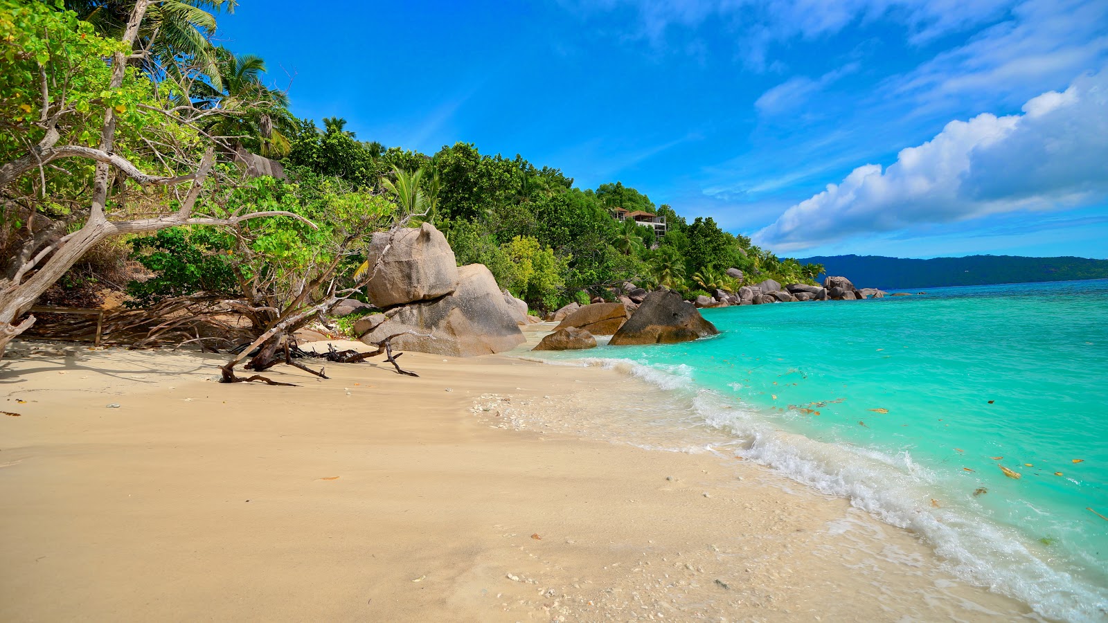 Fotografie cu Felicite Island Beach II cu o suprafață de nisip strălucitor