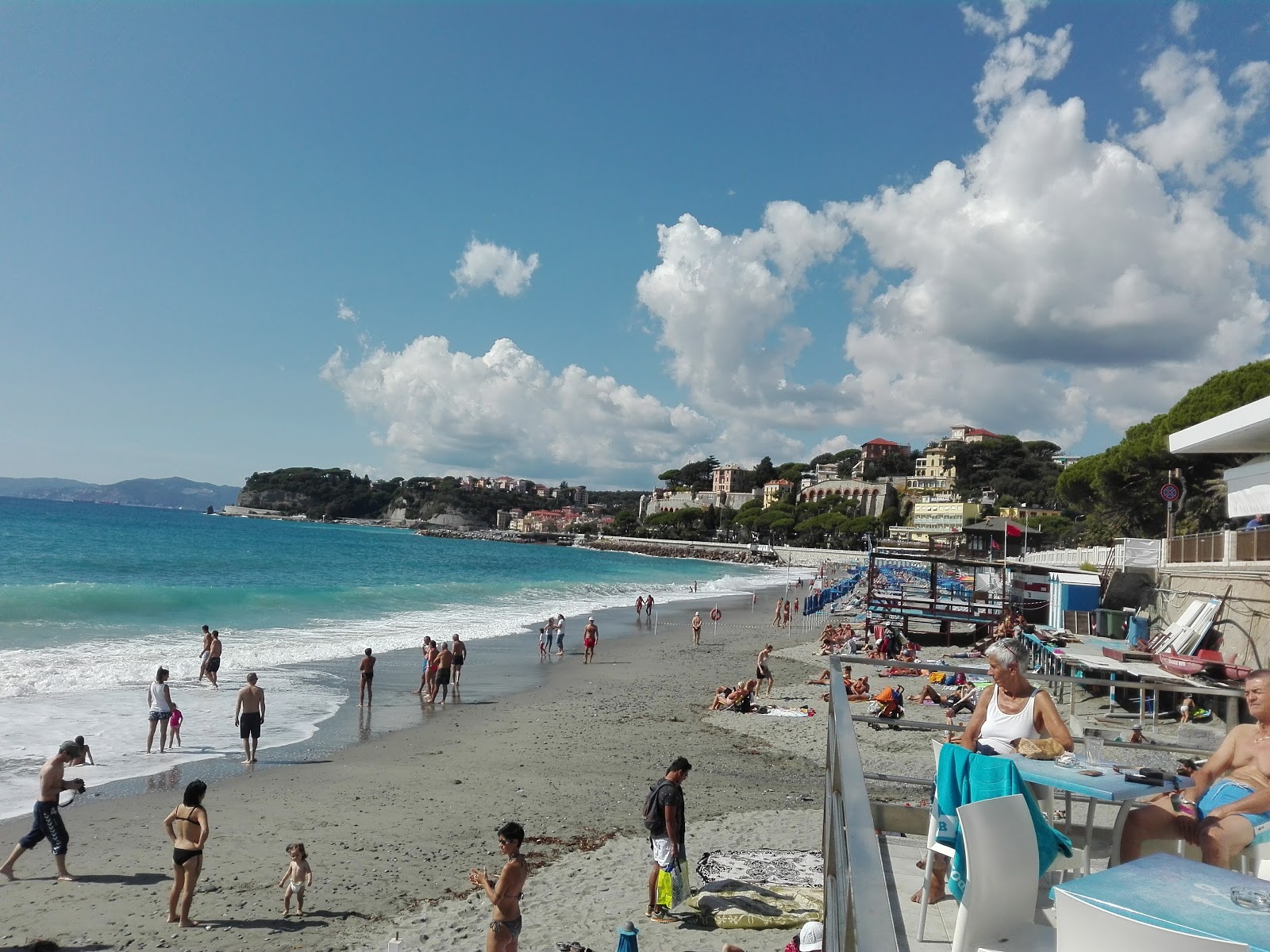 Fotografie cu Piani beach cu o suprafață de apă pură albastră