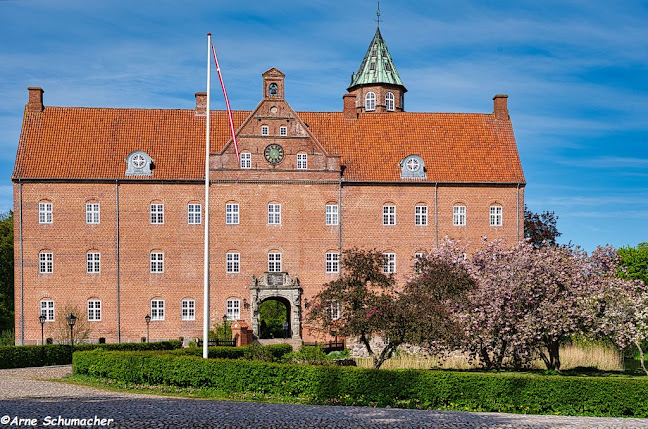 Anmeldelser af Sostrup Slot & Kloster i Grenaa - Indkøbscenter
