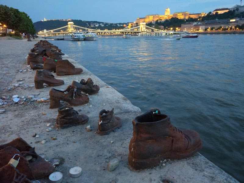 Взуття на березі Дунаю