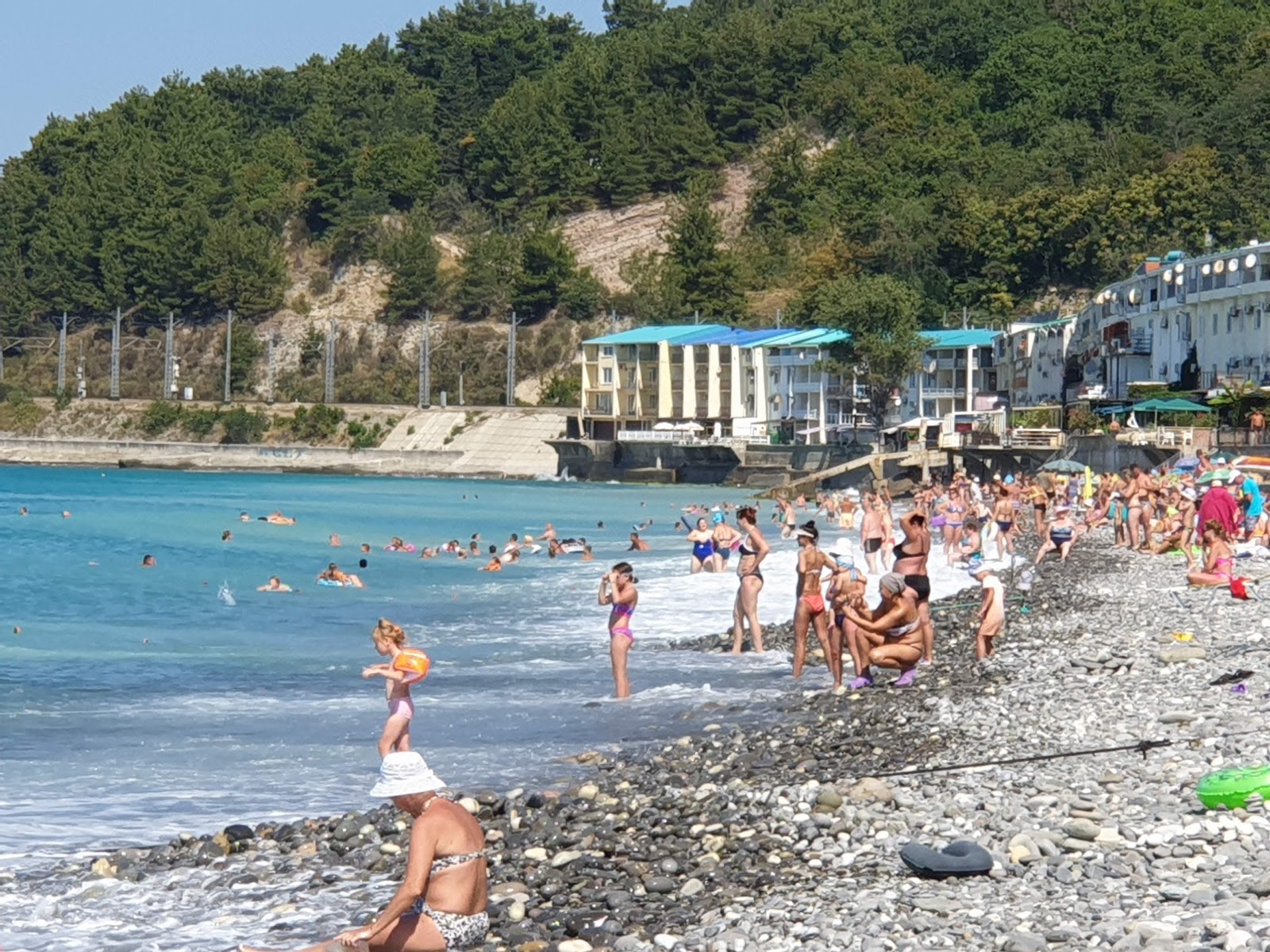 Foto von Volkonka beach von Klippen umgeben