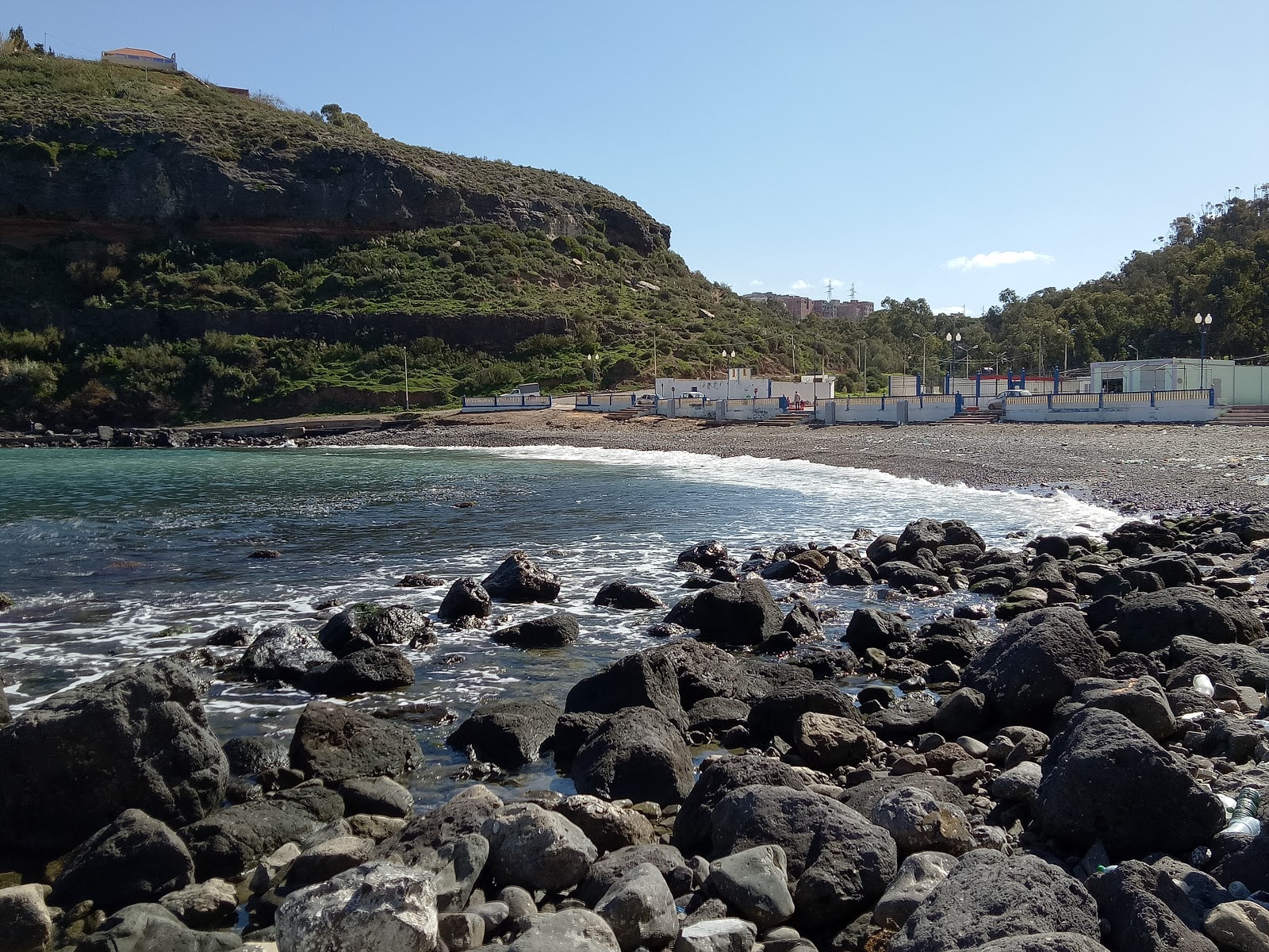 Foto von Plage Oued Abdellah von Klippen umgeben
