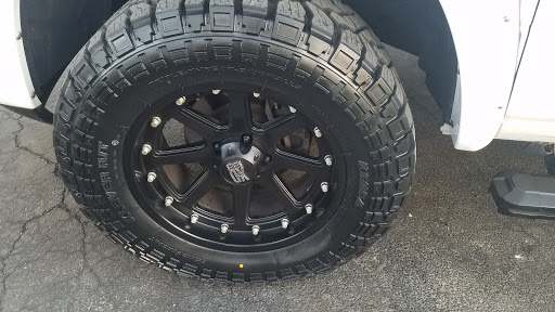 Tire Shop «Discount Tire Store - Aurora, IL», reviews and photos, 2445 Augusta Way, Aurora, IL 60506, USA