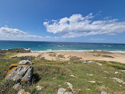 Plage de Anse du Croc'in fotoğrafı dağlarla çevrili