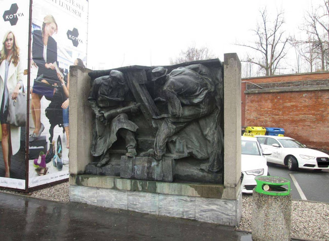 Plastika Mostaři před autobusovým nádražím Florenc v Praze