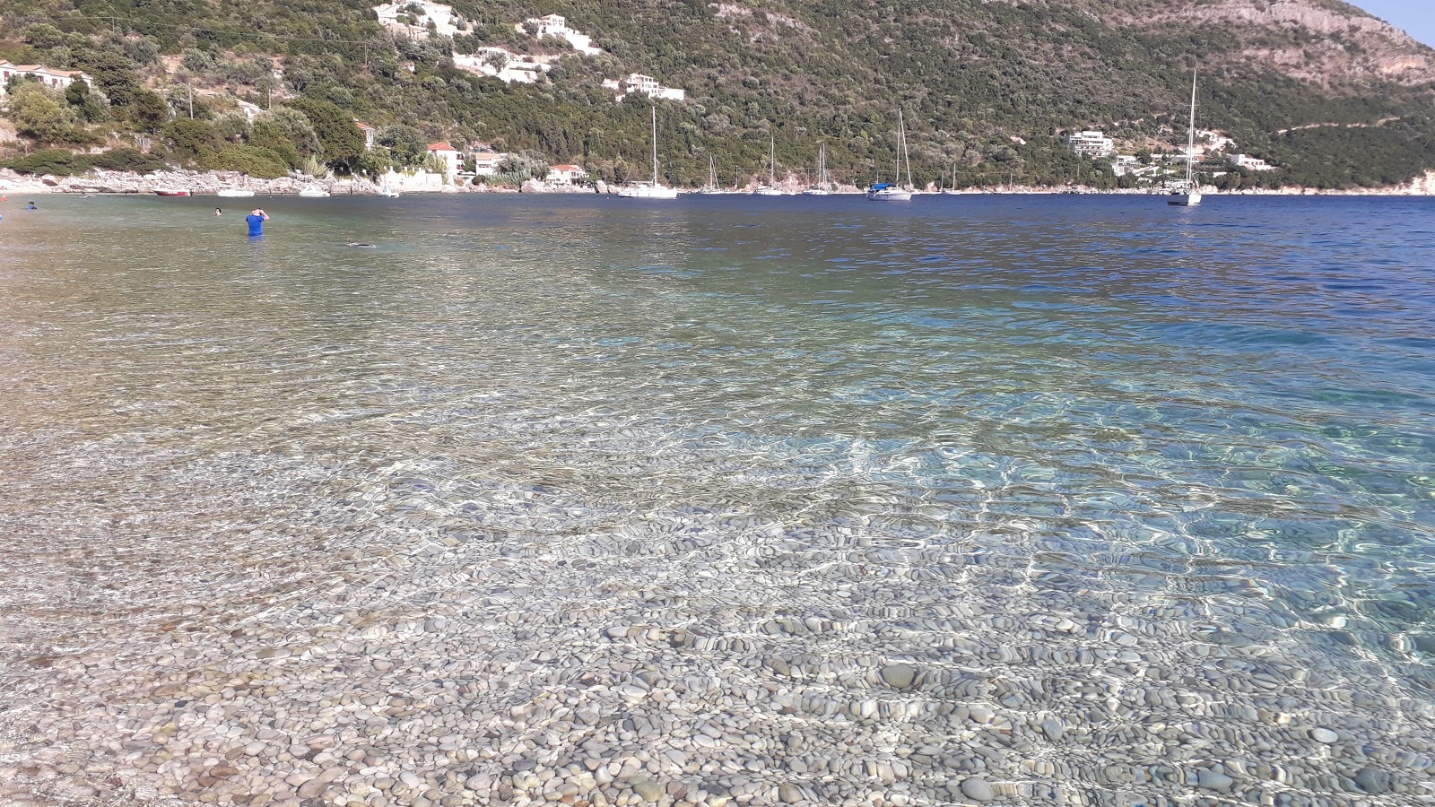 Photo of Mikros Gialos beach and its beautiful scenery
