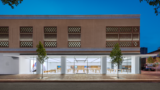 Apple Country Club Plaza, 227 Nichols Rd, Kansas City, MO 64112, USA, 