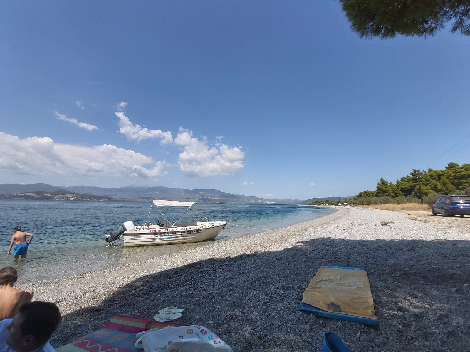 Photo de Crocidas beach entouré de montagnes