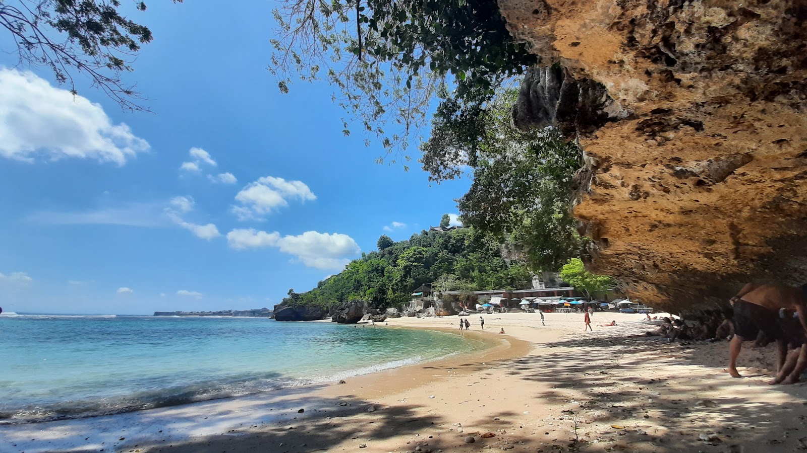 Foto von Padang Padang Strand mit türkisfarbenes wasser Oberfläche