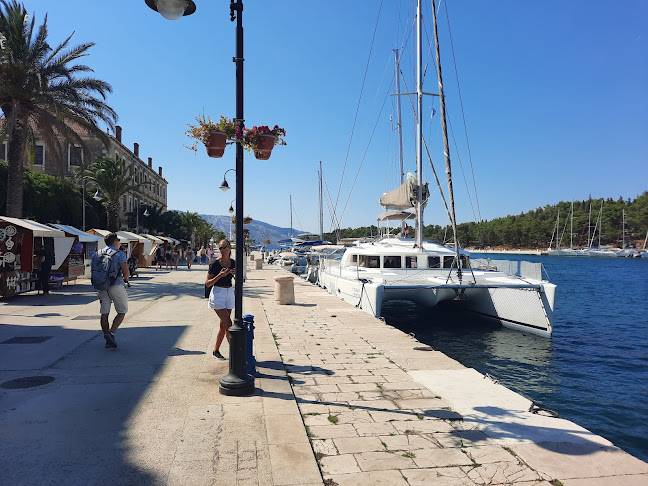 Lučica Stari Grad - Faros - Trgovina