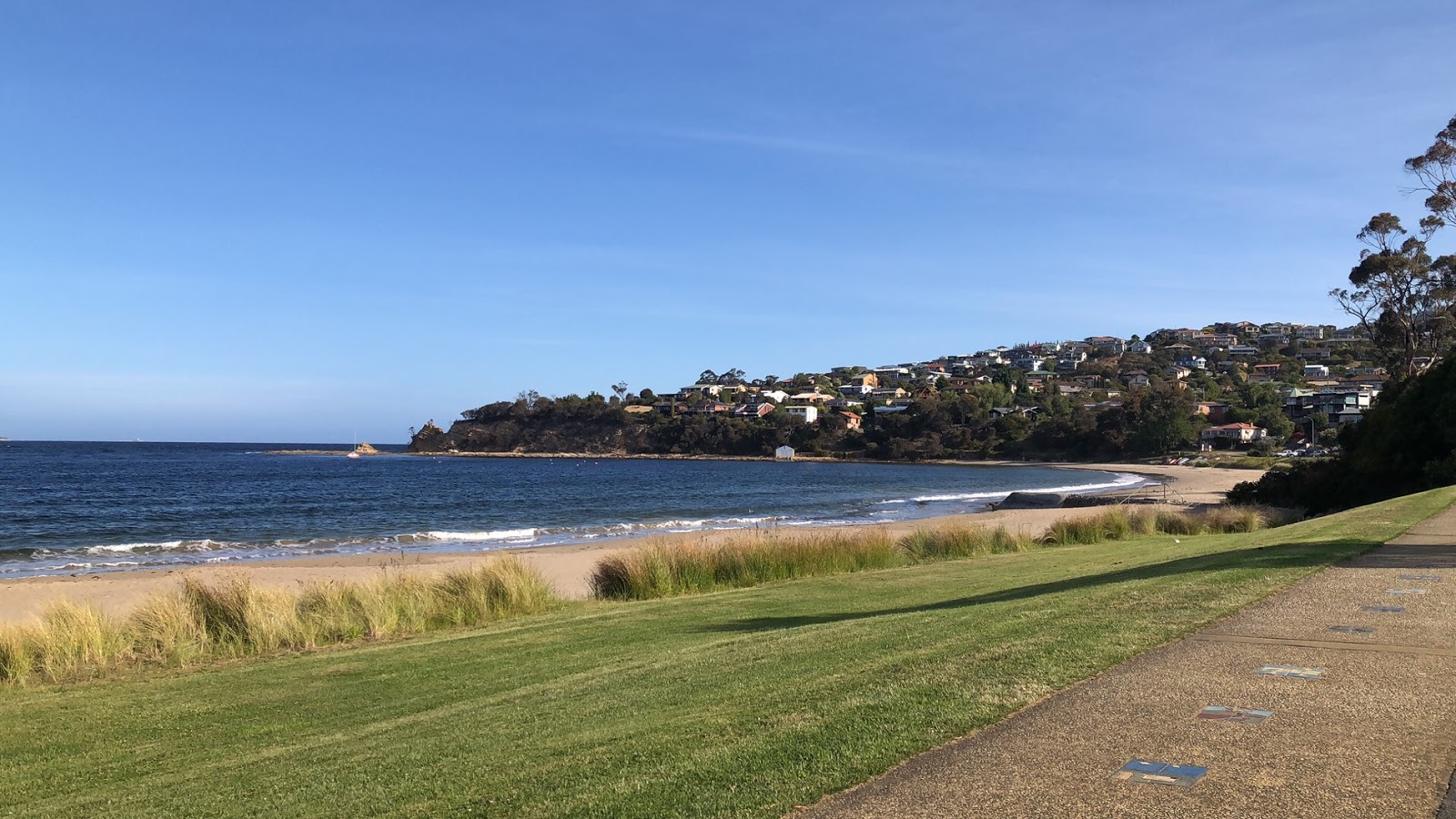 Foto de Blackmans Bay Beach con arena beige superficie