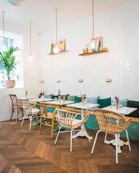 Atmosphère du Restaurant servant le petit-déjeuner AZUR CAFÉ BRUNCH & COFFEE CHAMPS-ELYSÉES à Paris - n°1