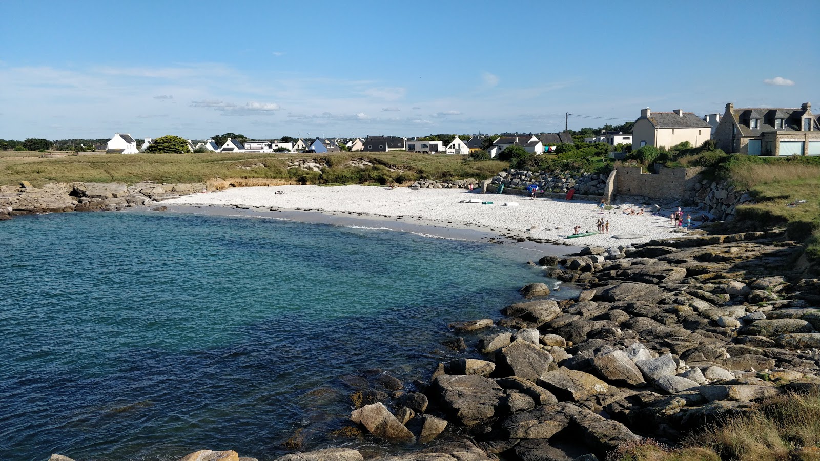 Photo de Beach of Porsguen avec l'eau cristalline de surface