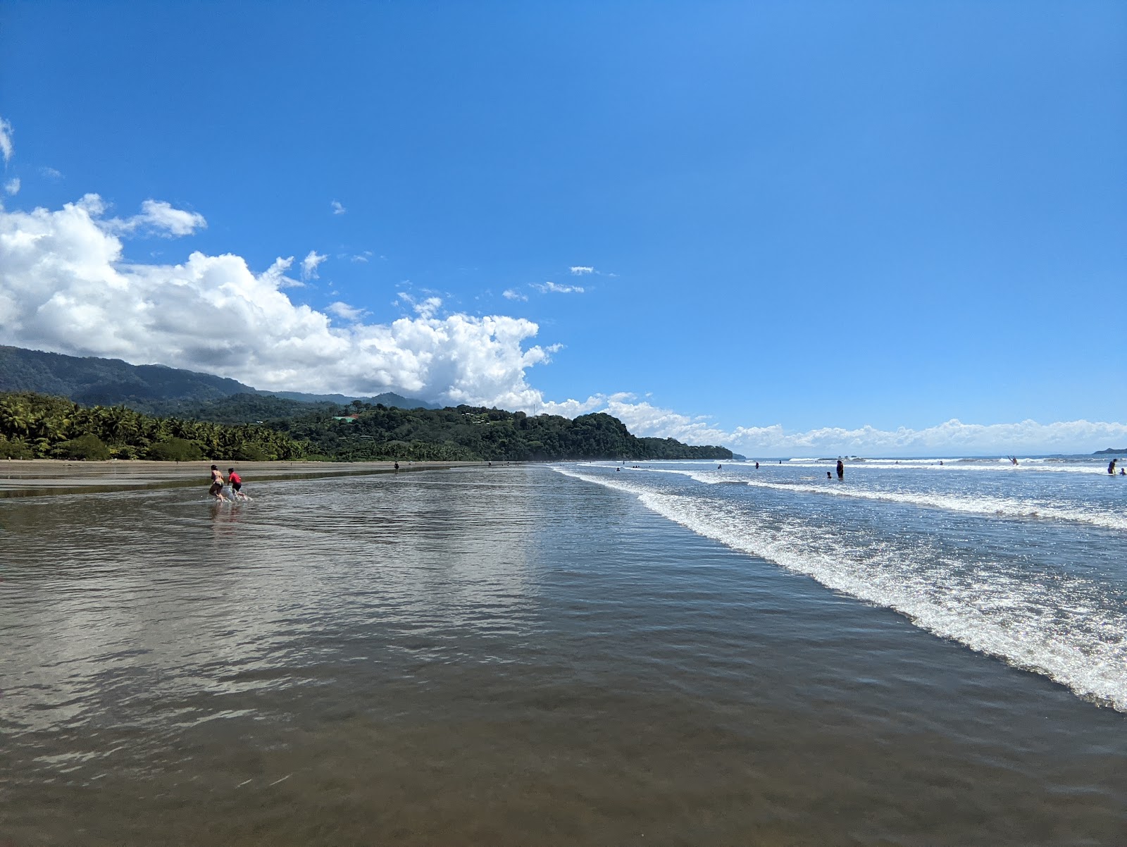 Playa Uvita的照片 带有碧绿色水表面