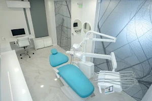 Дентална Клиника "Д-р Елхнеди" image
