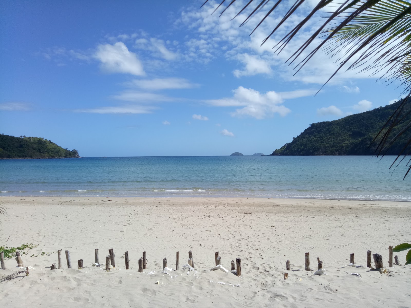 Foto de Bucana Beach apoiado por penhascos