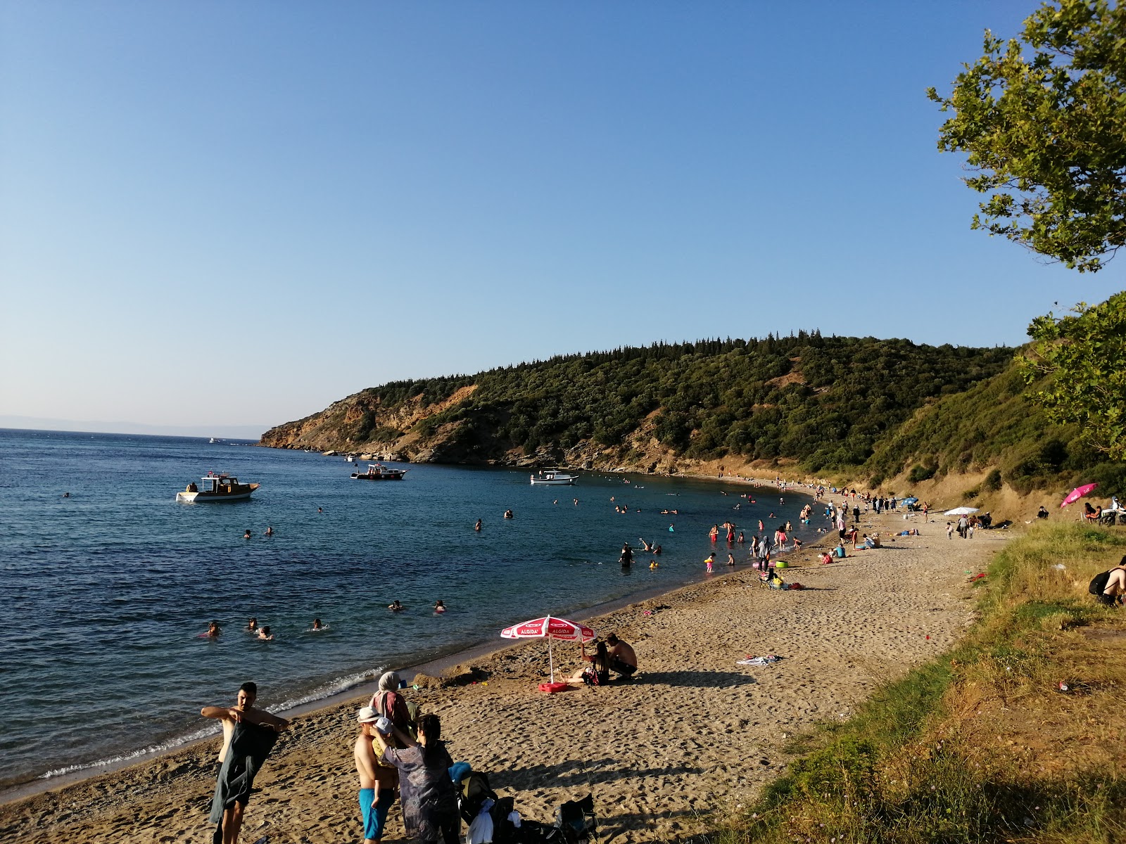 Photo de Uzundere beach - endroit populaire parmi les connaisseurs de la détente