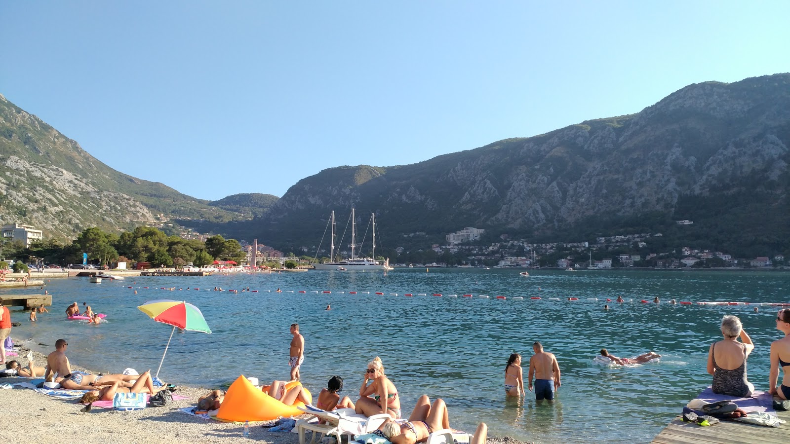 Foto av Kotor beach och bosättningen